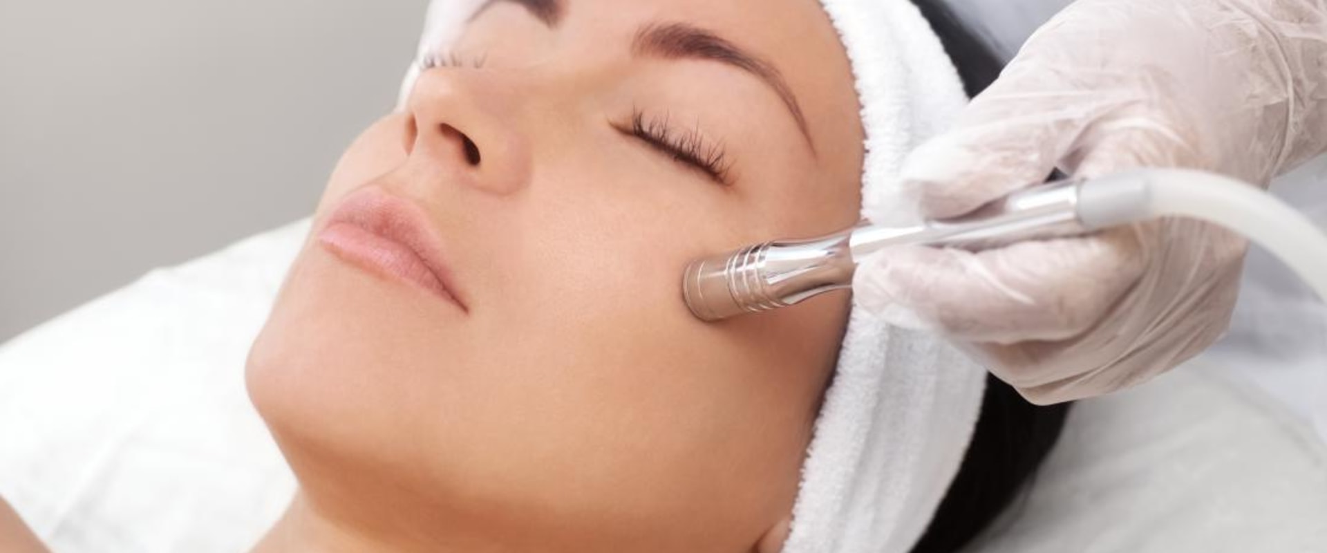 Benefits of Microdermabrasion for Skin Rejuvenation Treatments